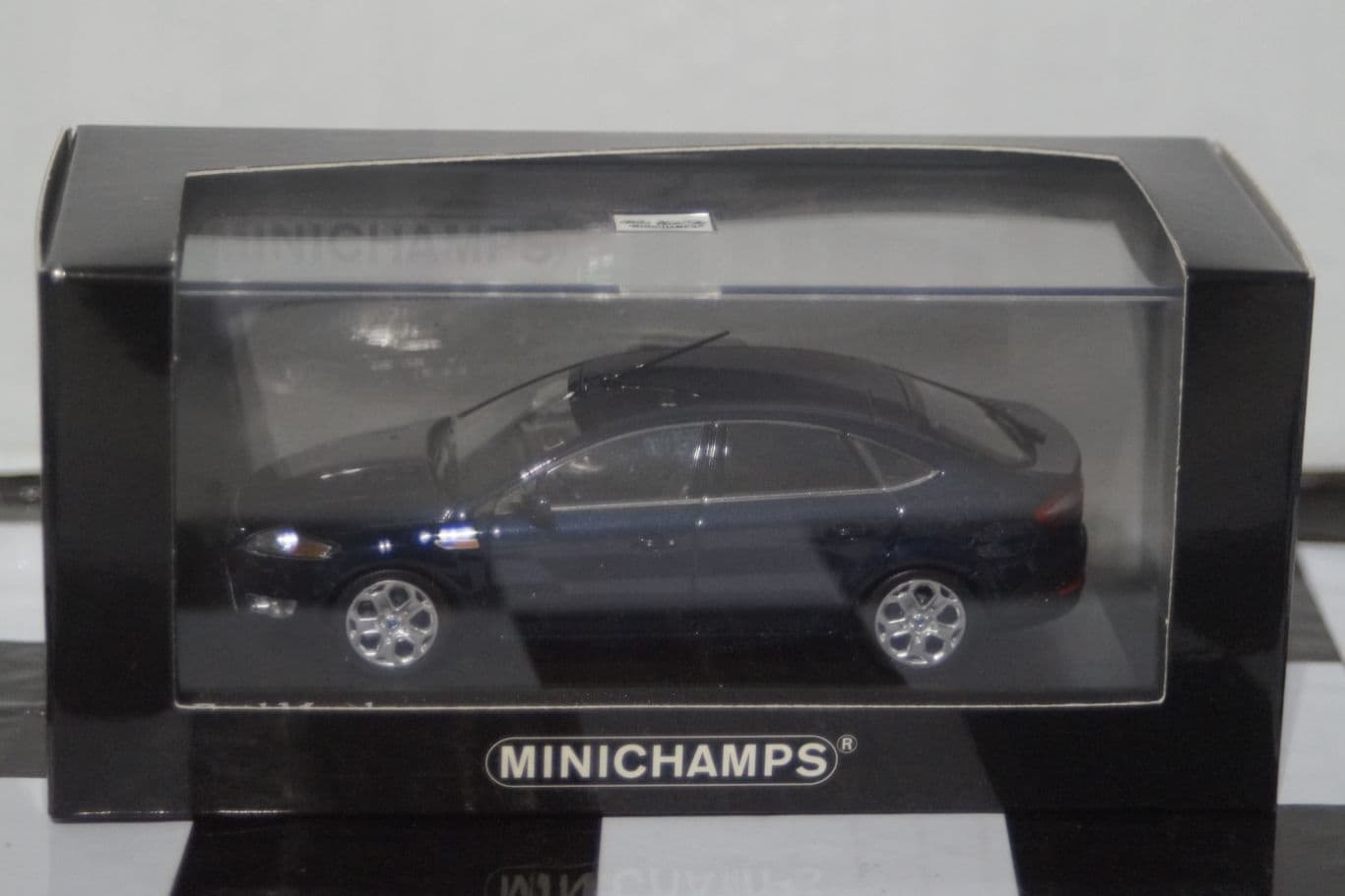 Minichamps Ford Fiesta Mk5 2004 Blue 5 Door LHD 1:43 Diecast