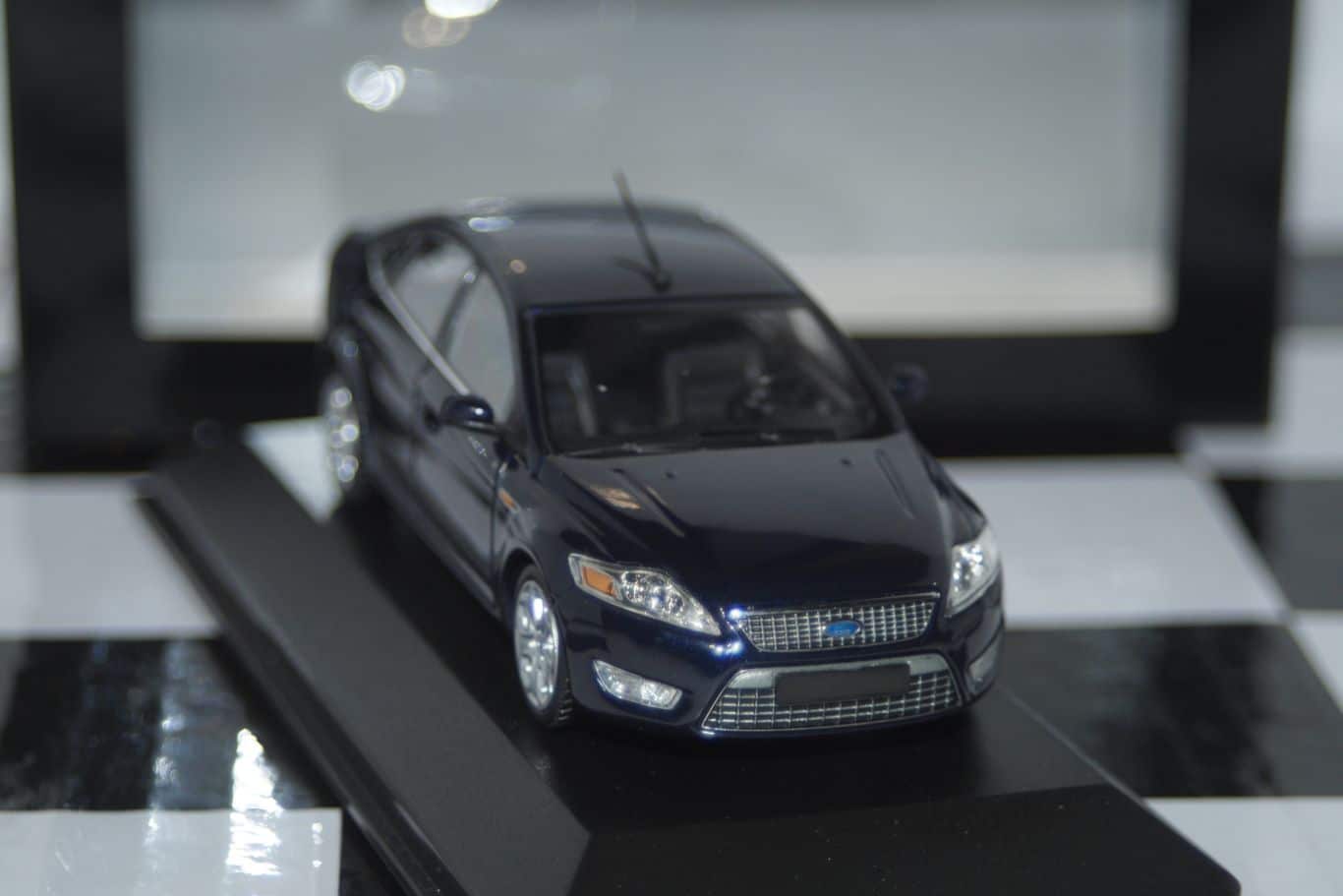 Minichamps Ford Fiesta Mk5 2004 Blue 5 Door LHD 1:43 Diecast