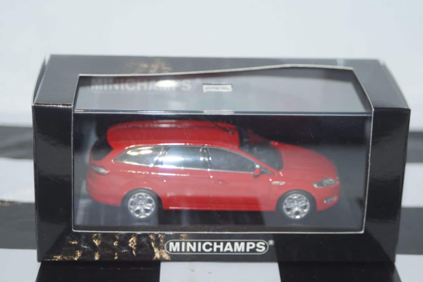 Minichamps Ford Mondeo 5 Door Estate Red LHD 1:43 Diecast