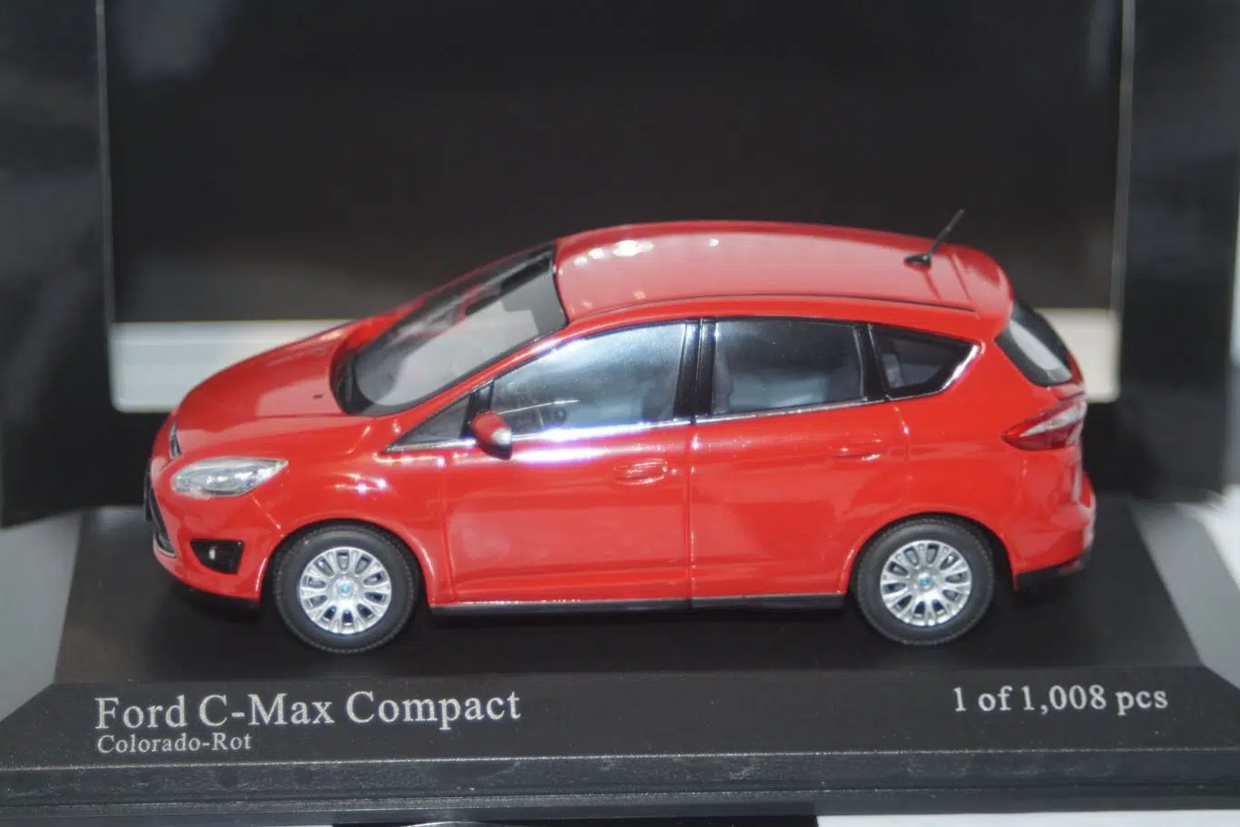 MinichampsFordMondeoDoorEstateRedLHD:Diecast