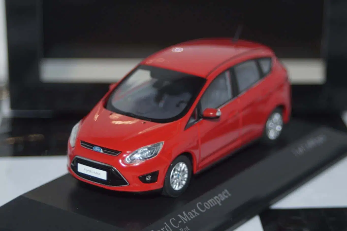 MinichampsFordMondeoDoorEstateRedLHD:Diecast