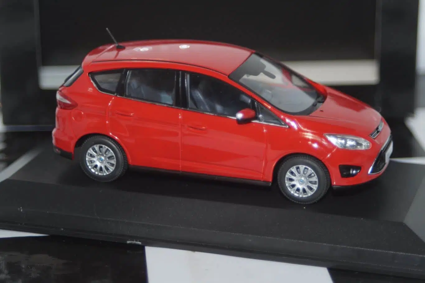 MinichampsFordMondeoDoorEstateRedLHD:Diecast