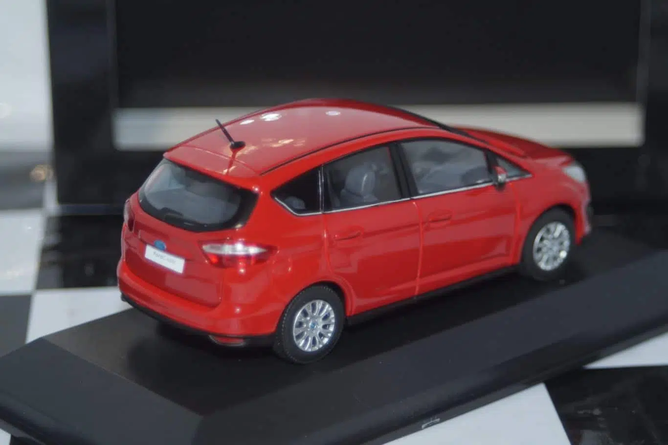 MinichampsFordMondeoDoorEstateRedLHD:Diecast