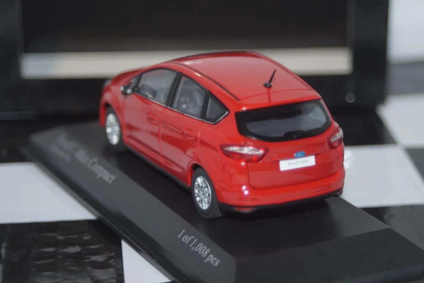 MinichampsFordMondeoDoorEstateRedLHD:Diecast