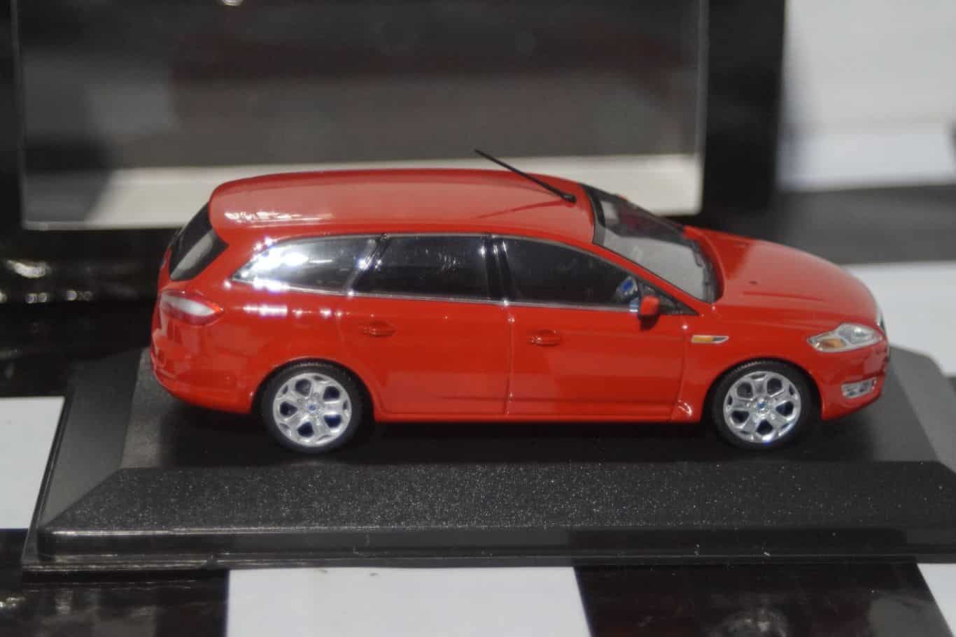 Minichamps Ford Mondeo 5 Door Estate Red LHD 1:43 Diecast