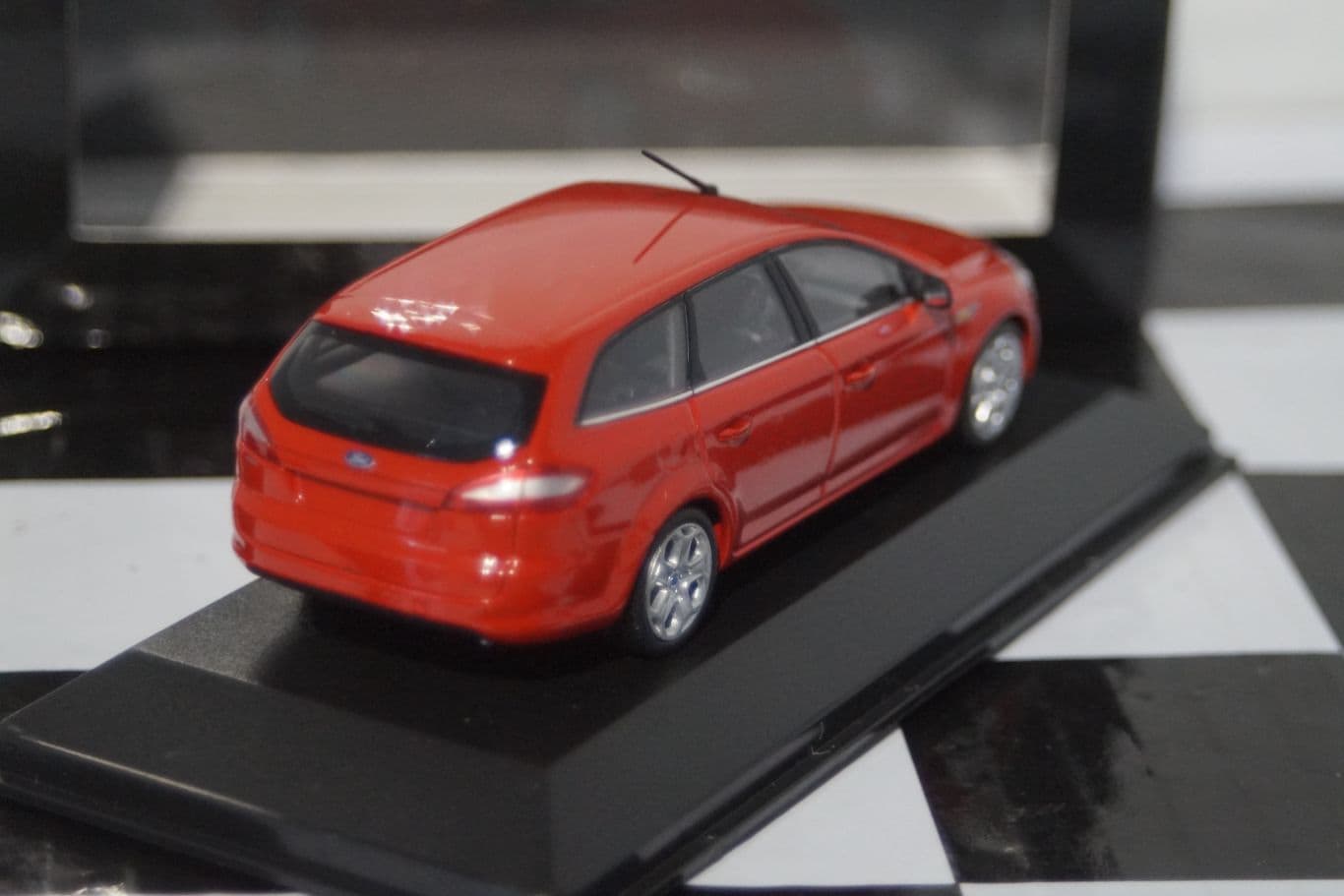 Minichamps Ford Mondeo 5 Door Estate Red LHD 1:43 Diecast