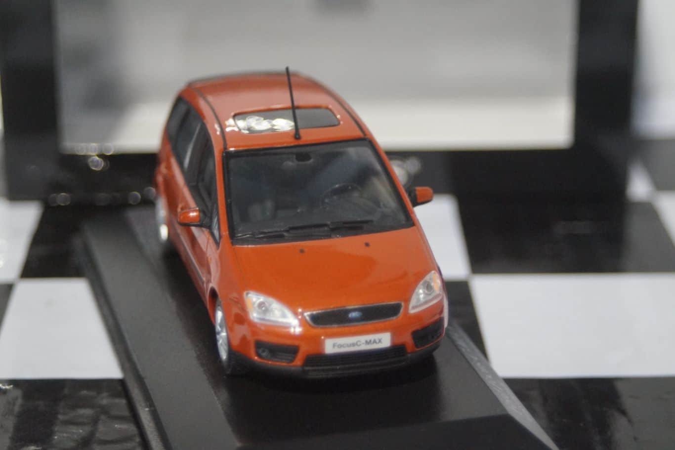 Minichamps Ford Mondeo 5 Door Estate Red LHD 1:43 Diecast