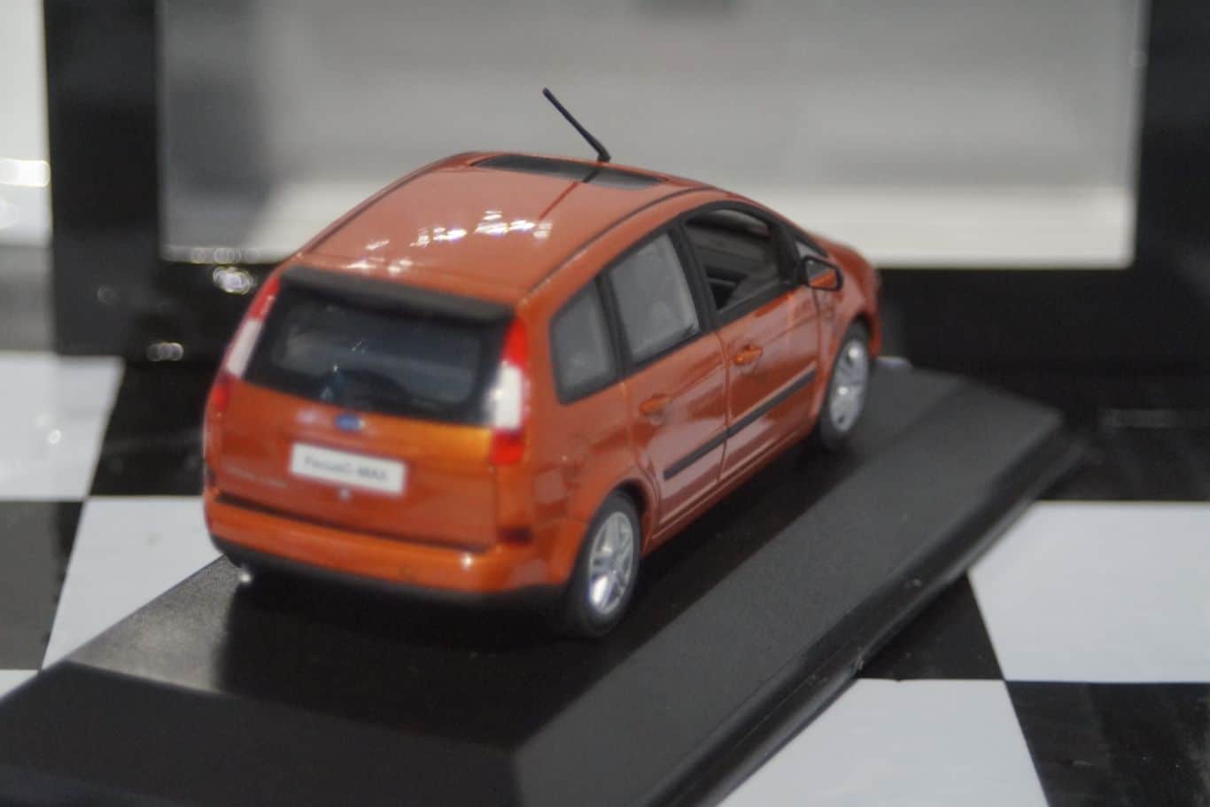 Minichamps Ford Mondeo 5 Door Estate Red LHD 1:43 Diecast