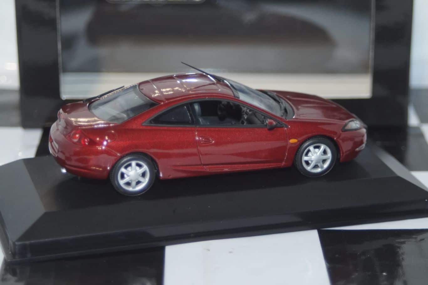 Minichamps Ford Mondeo 5 Door Estate Red LHD 1:43 Diecast