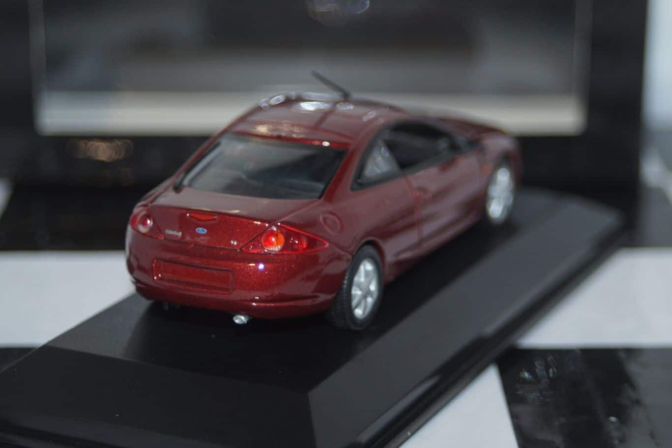 Minichamps Ford Mondeo 5 Door Estate Red LHD 1:43 Diecast