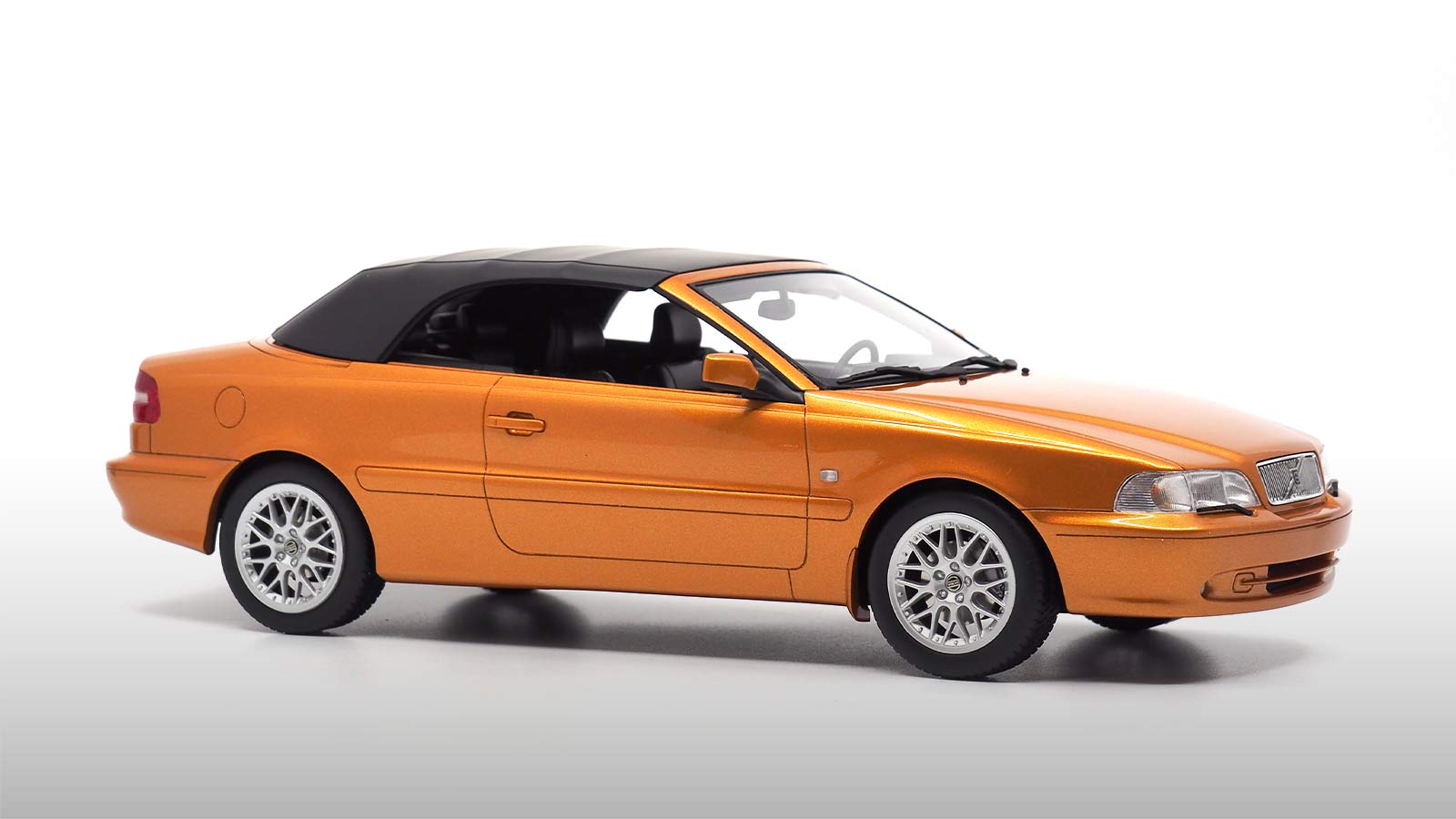 DNA Collectible Volvo C70 Cabriolet 2000 Gold 1:18 DNA000091 Resin