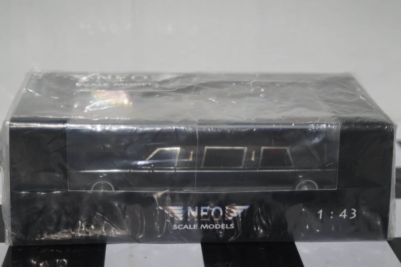 NEO Models Lincoln Town Car Limousine NEO45335 Black 1:43