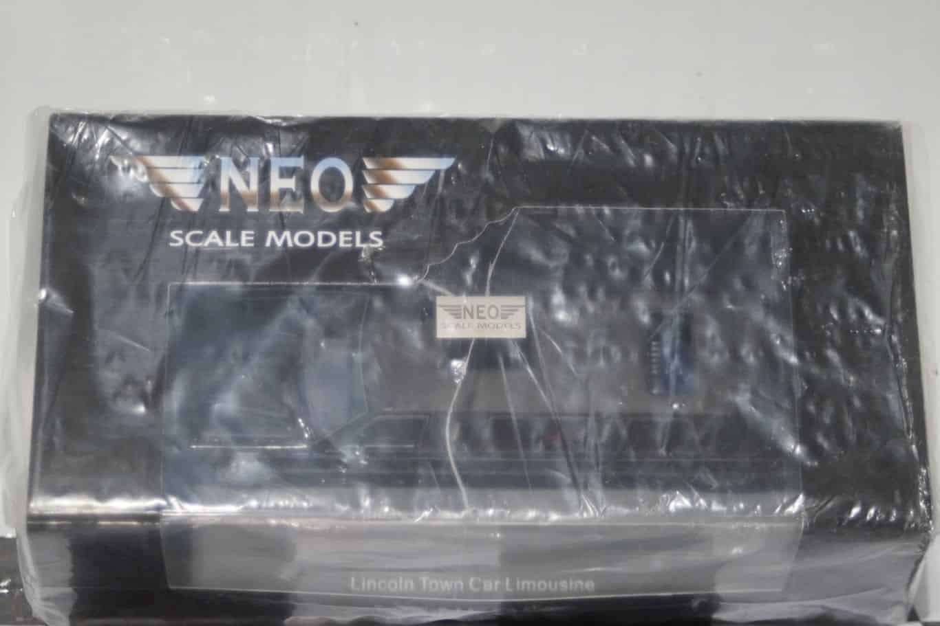 NEO Models Lincoln Town Car Limousine NEO45335 Black 1:43