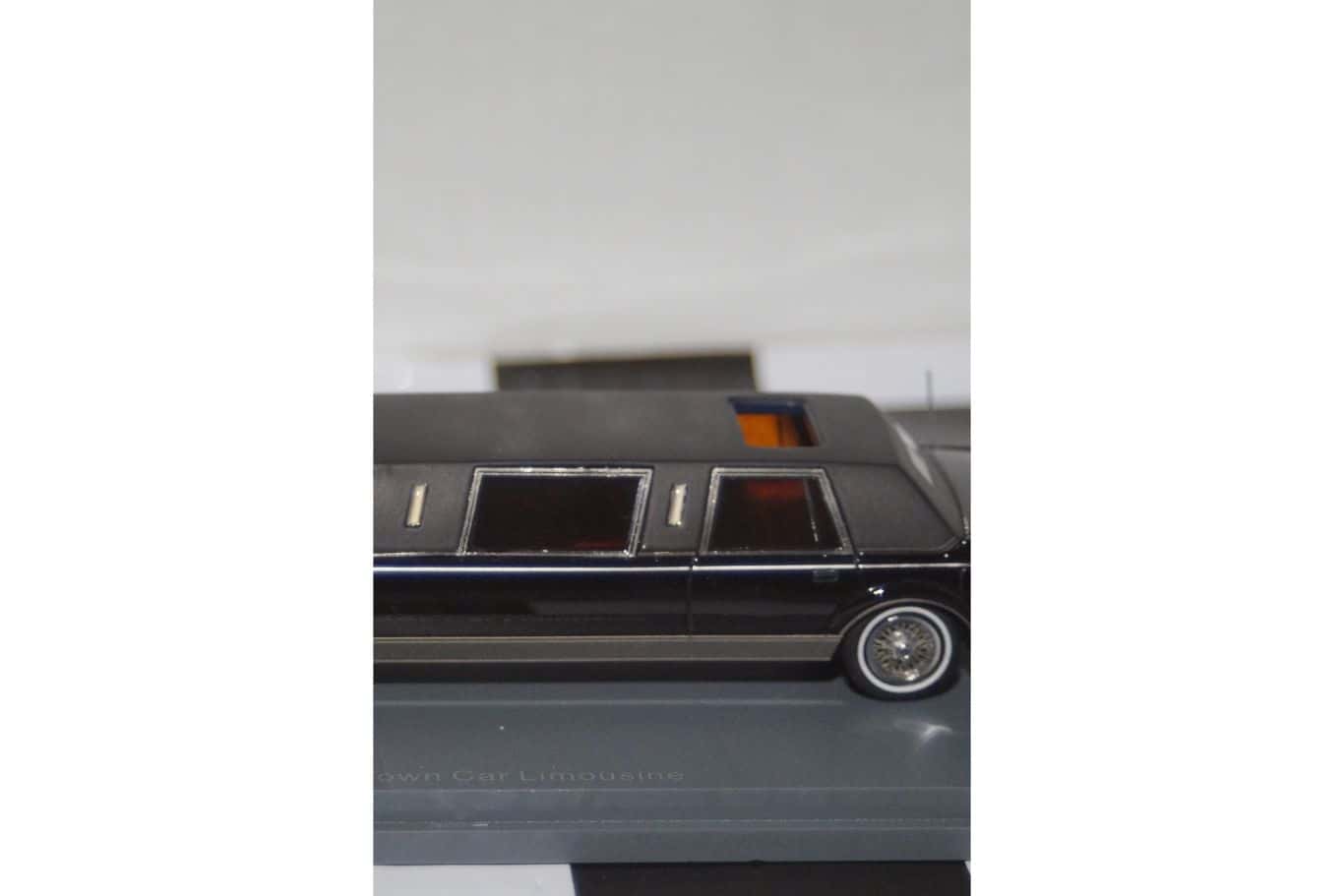 NEO Models Lincoln Town Car Limousine NEO45335 Black 1:43