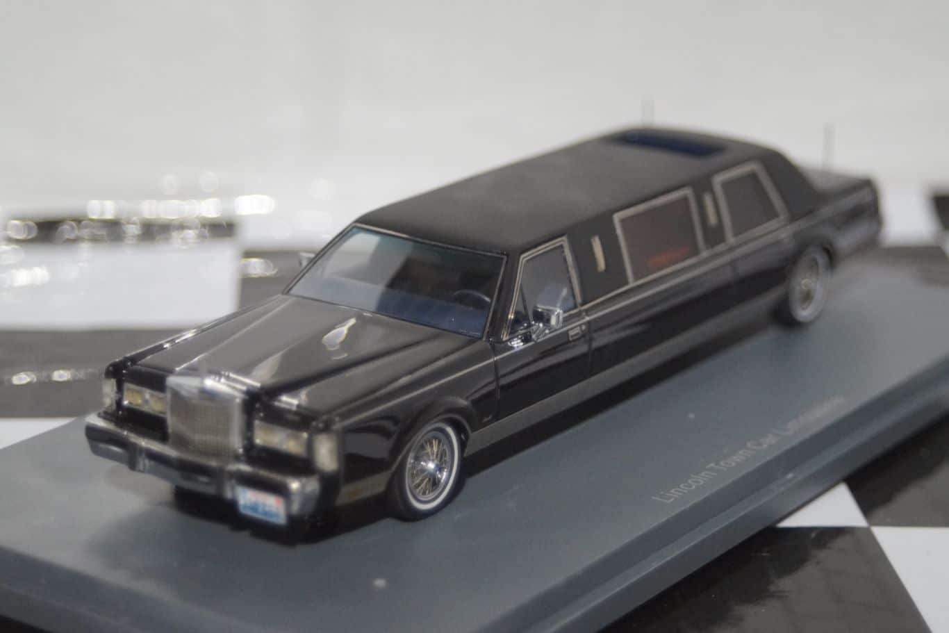 NEO Models Lincoln Town Car Limousine NEO45335 Black 1:43