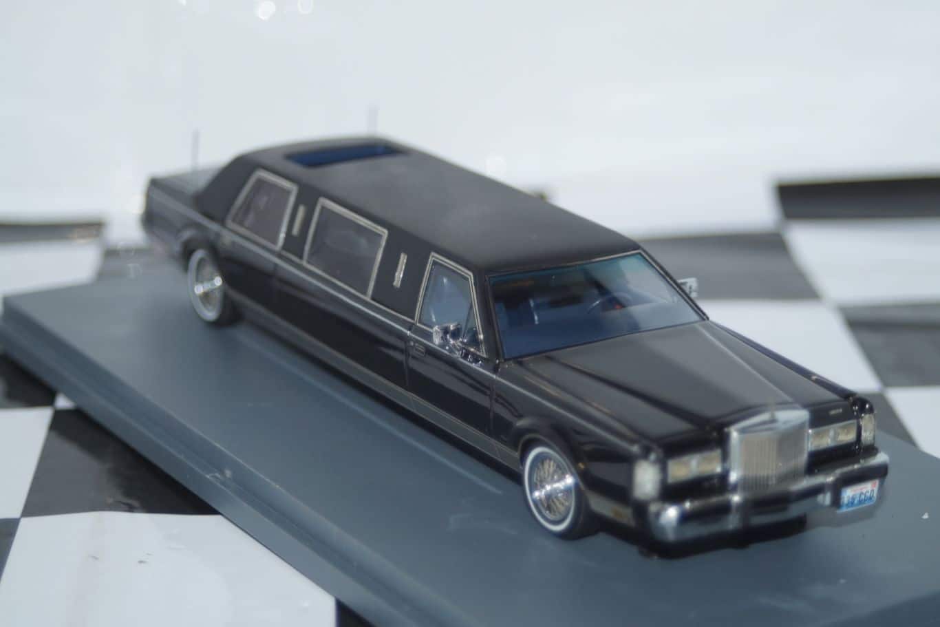 NEO Models Lincoln Town Car Limousine NEO45335 Black 1:43
