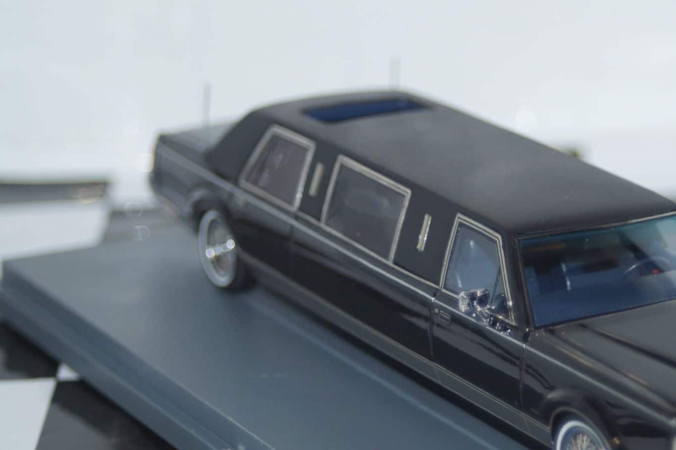 NEO Models Lincoln Town Car Limousine NEO45335 Black 1:43