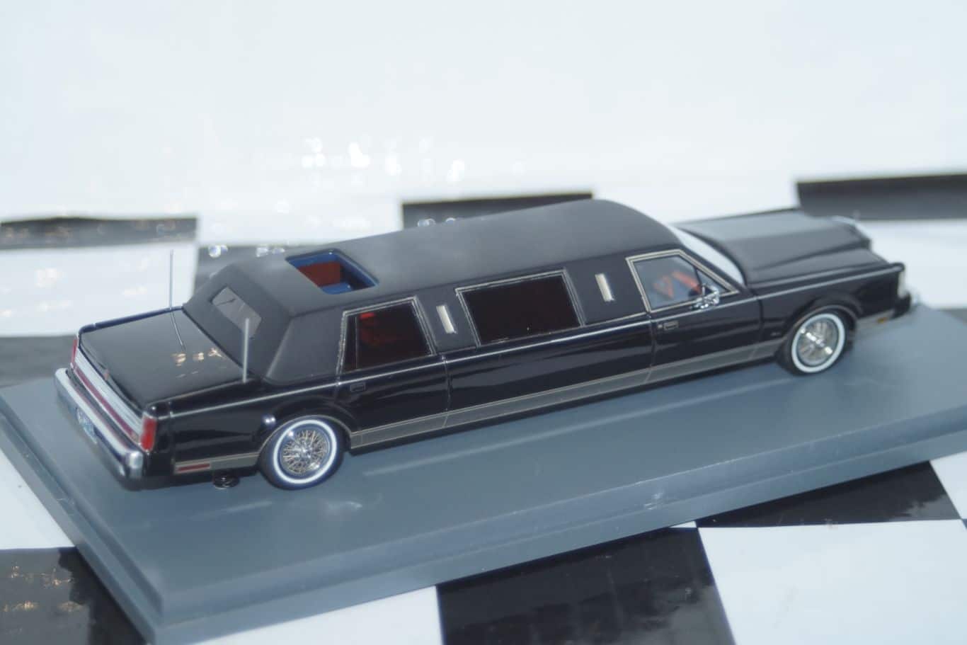 NEO Models Lincoln Town Car Limousine NEO45335 Black 1:43