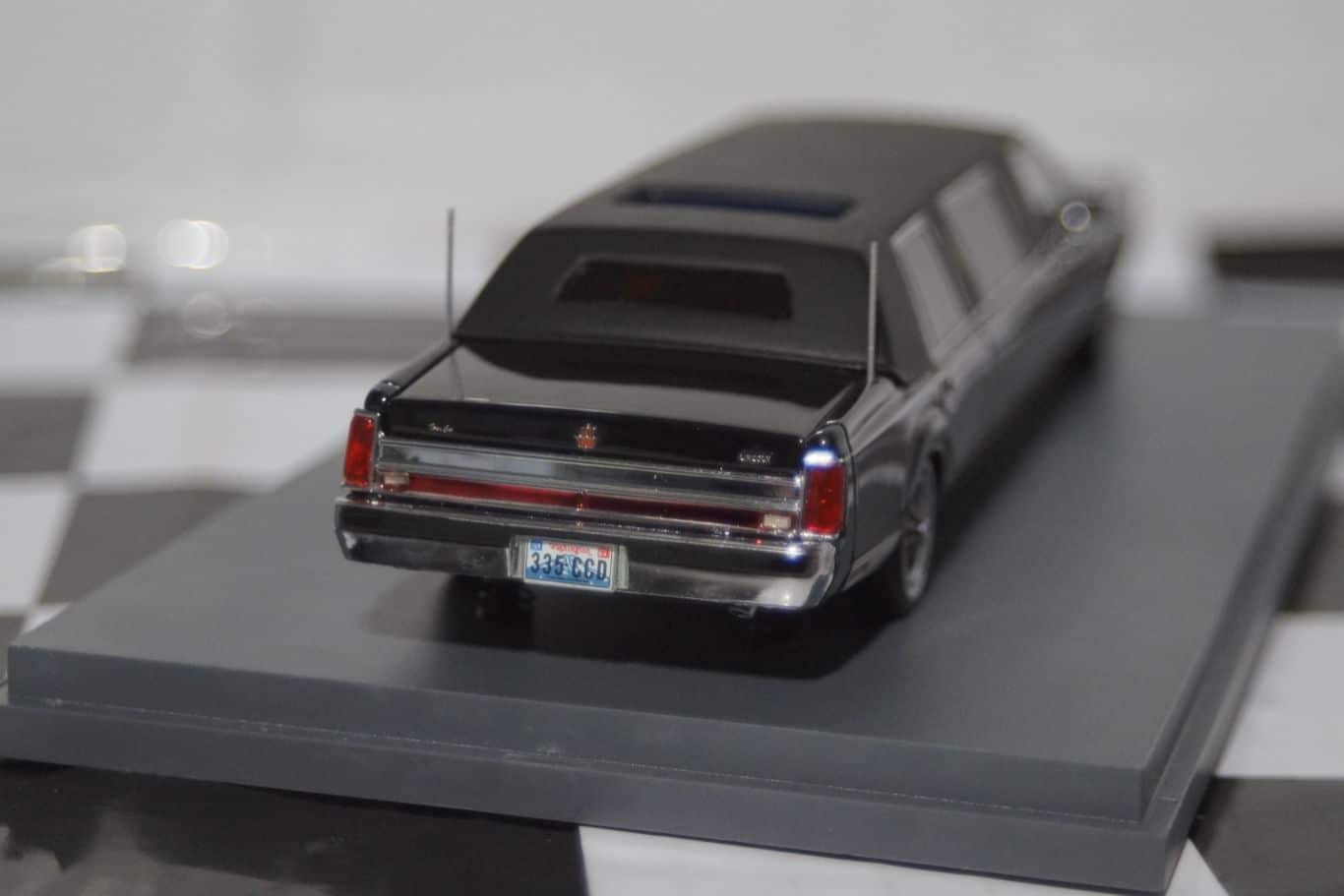 NEO Models Lincoln Town Car Limousine NEO45335 Black 1:43