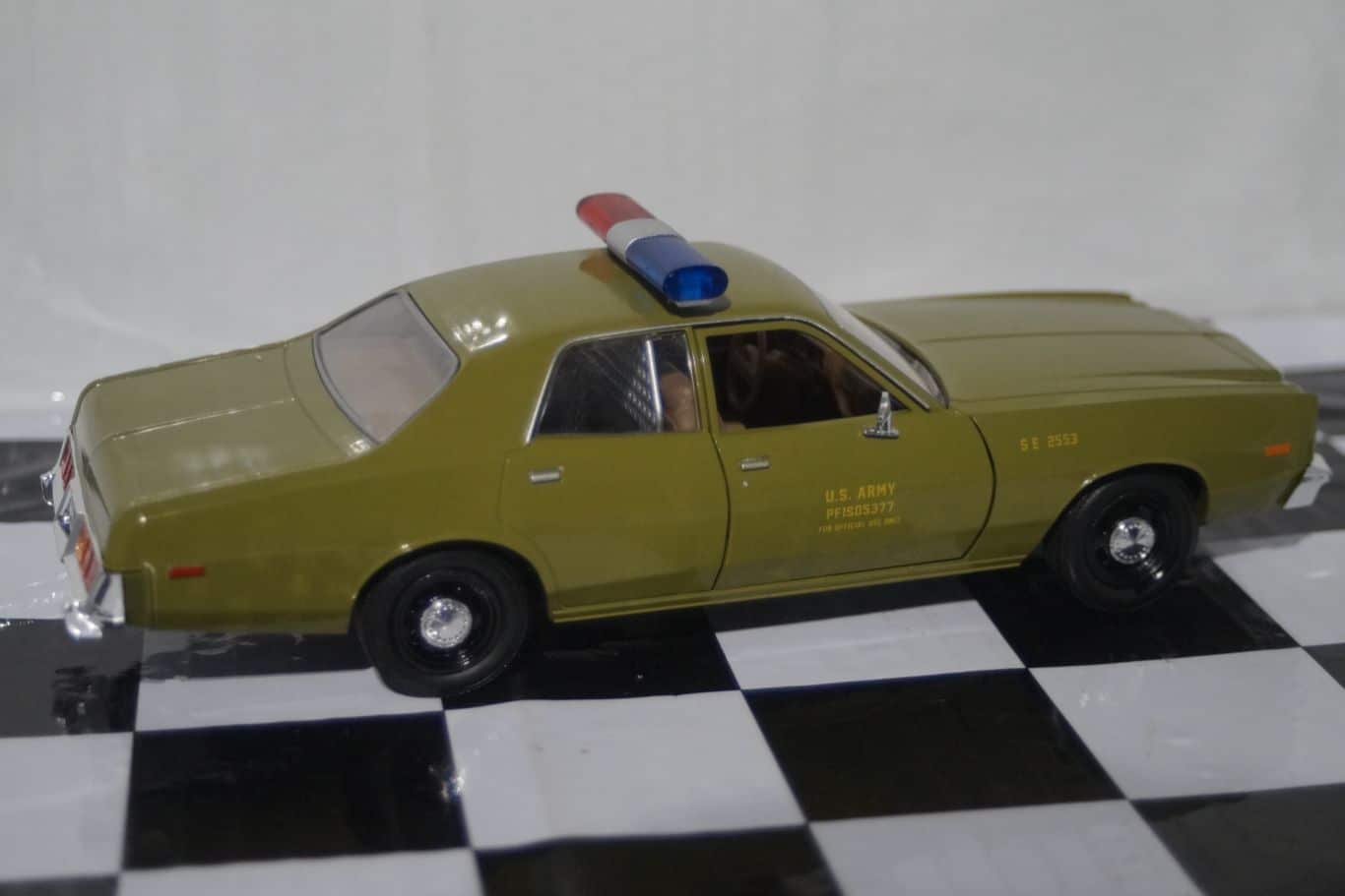 Greenlight a team 1977 plymouth fury diecast 84103 1:24