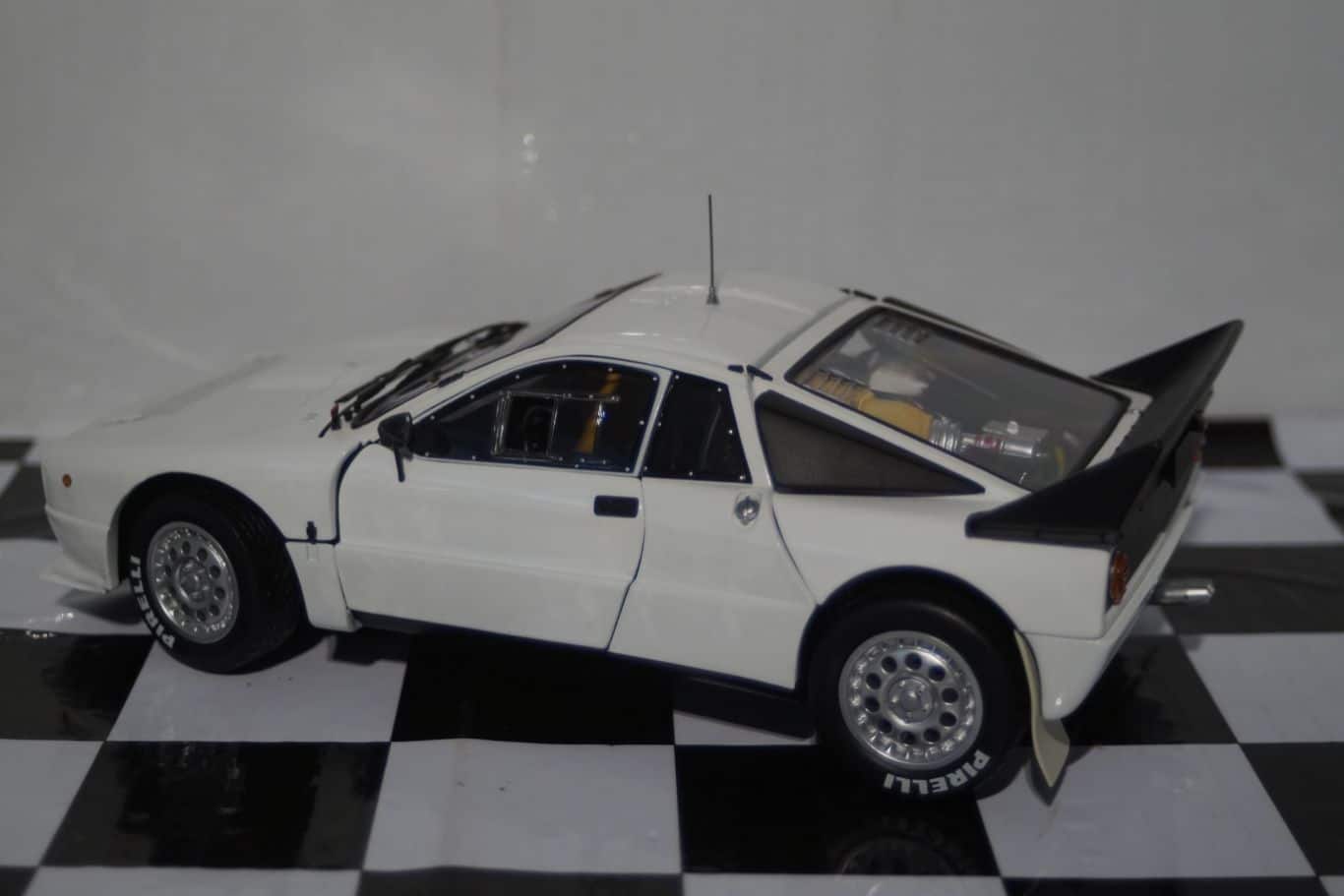 Lancia 037 rally presentation (white) 1:18 diecast kyosho 08304w