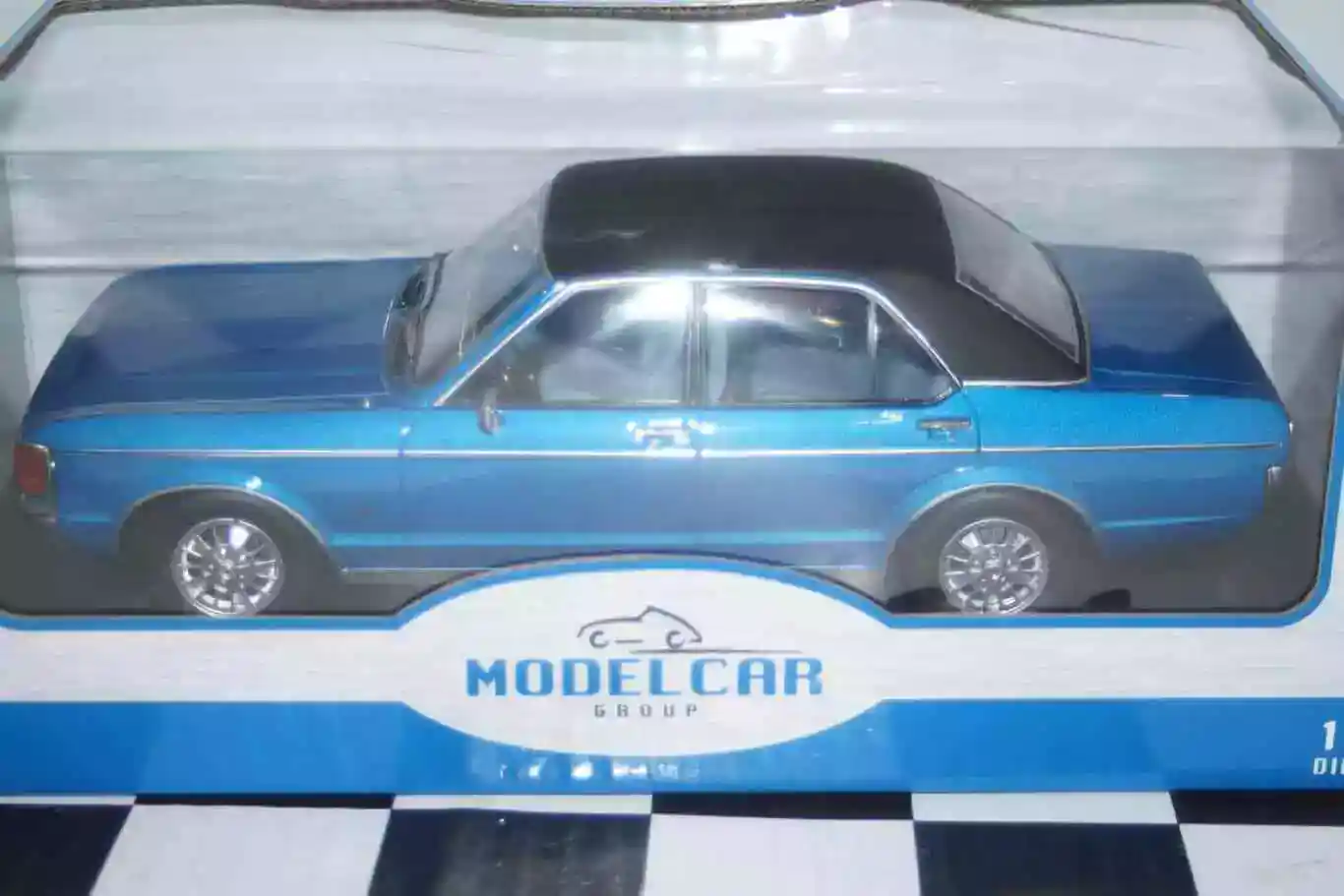 Model car group ford granada mk1 red/black mcg18393