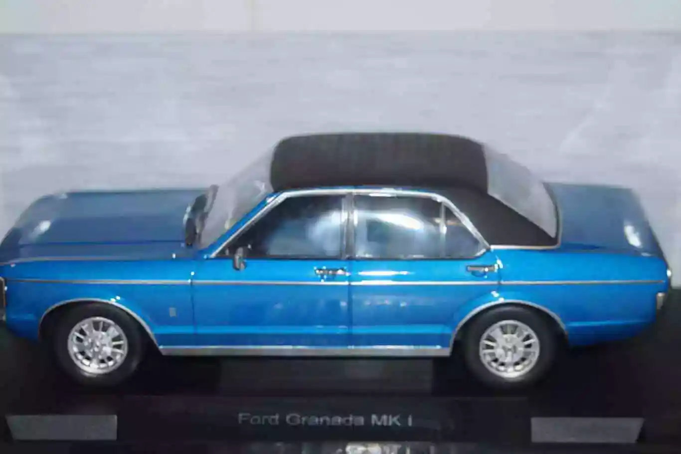 Model car group ford granada mk1 red/black mcg18393