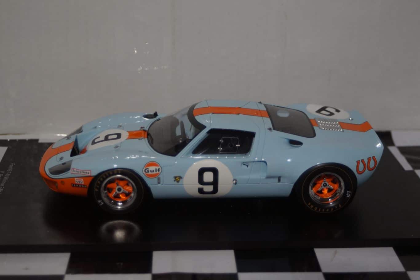 Spark Ford GT 40 Winner Le Mans 1968 18LM68 1:18 Scale Resin