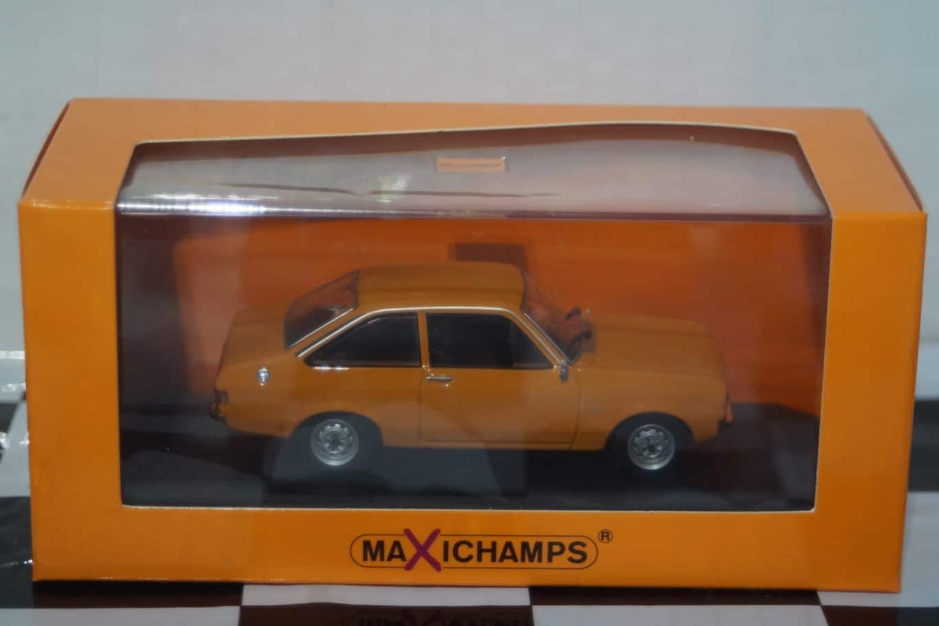 Maxichamps ford focus turnier (estate) 1998 red 1:43 940 087010