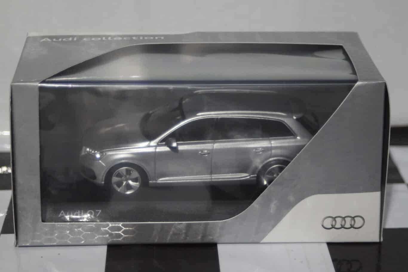 Spark audi a1 2018 white/black dealer 1:43 resin audi5011801031