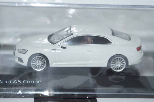Spark audi a1 2018 white/black dealer 1:43 resin audi5011801031