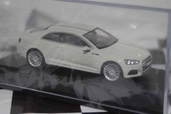Spark audi a1 2018 white/black dealer 1:43 resin audi5011801031
