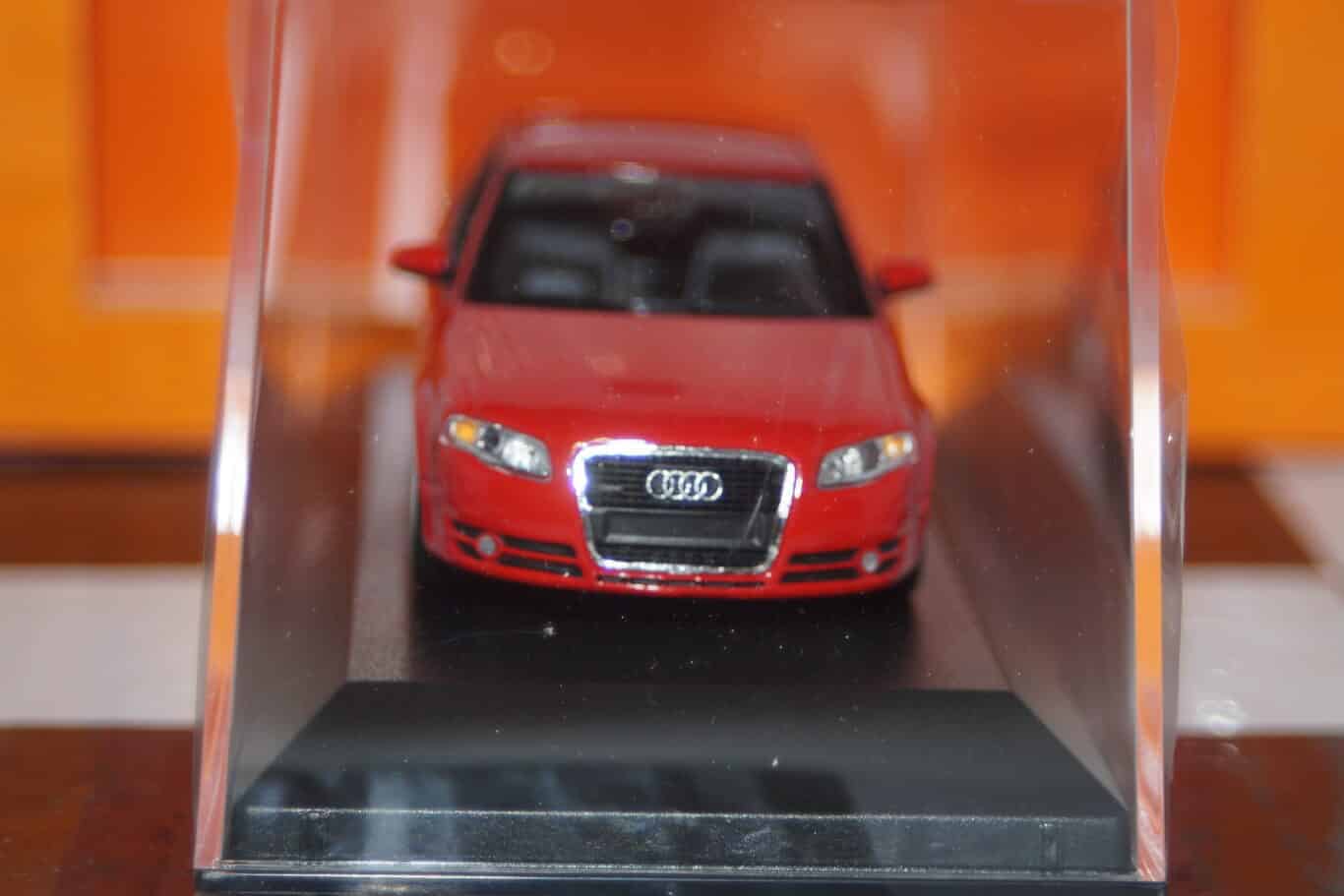 Maxichamps Audi A4 Red 2004 Minichamps 1:43 940 014401