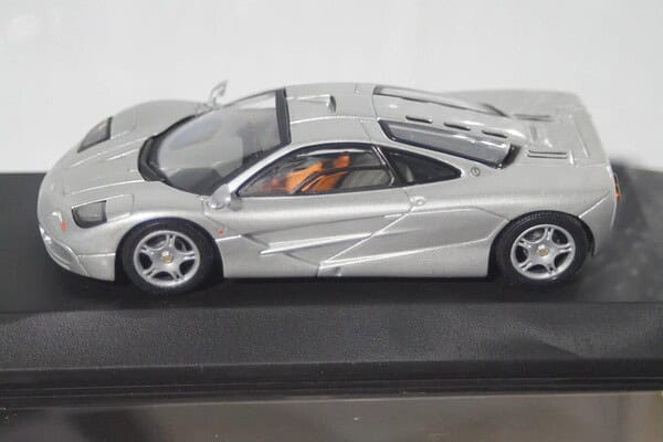 Minichamps Mclaren F1 Street Silver 1:43 Diecast 530133431