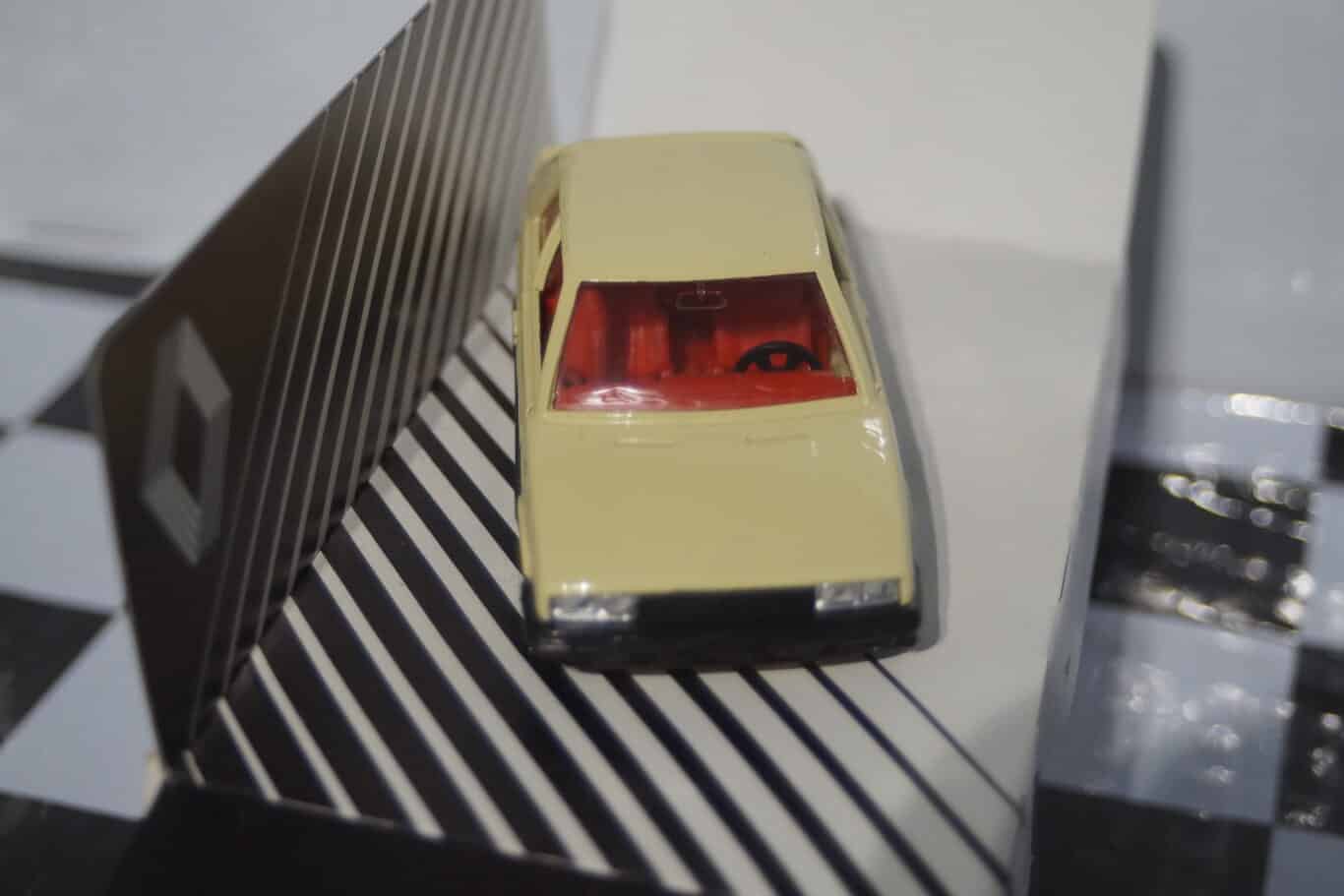 Corgi Renault 11 Electronic White 1:36th 384