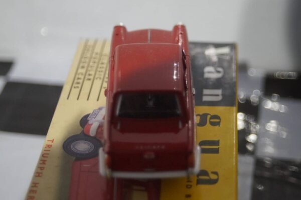 Vanguards triumph herald red va5000 1/43 scale