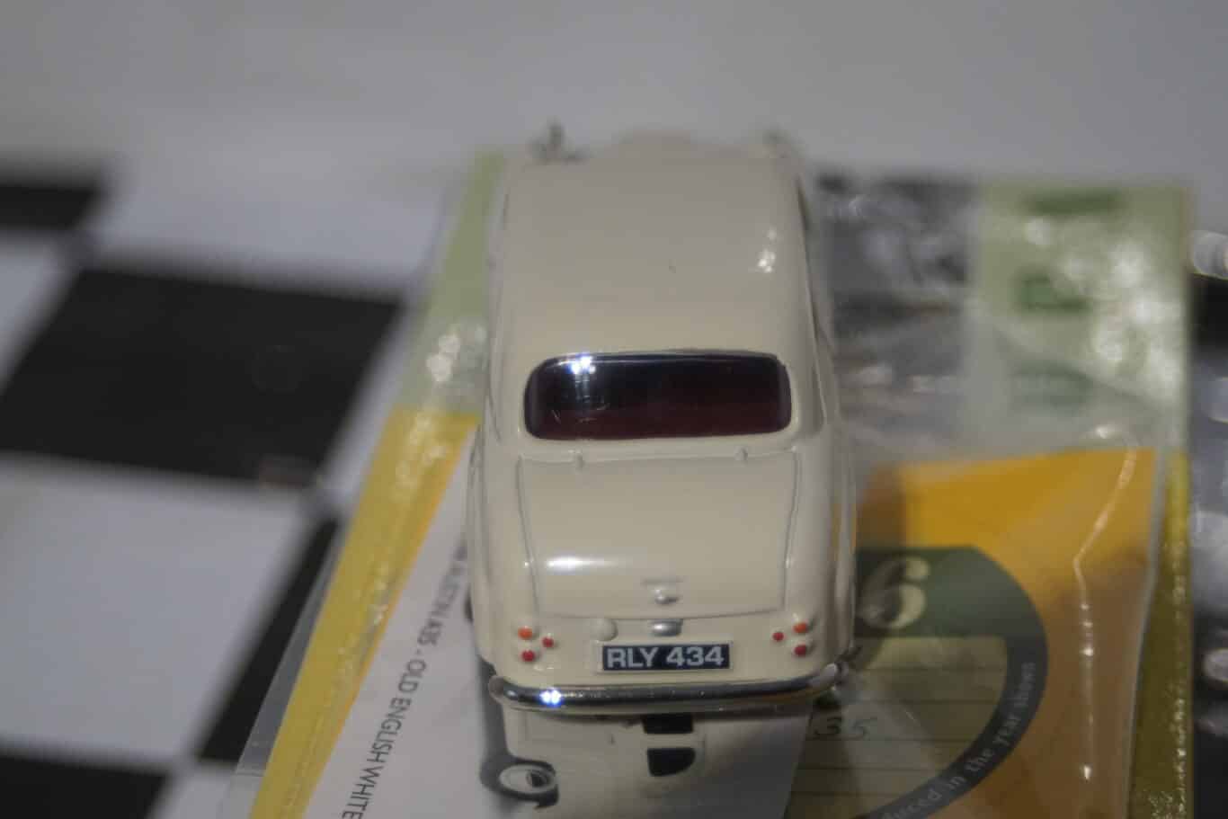 Vanguards austin a35 saloon country cream 1/43 diecast va2309
