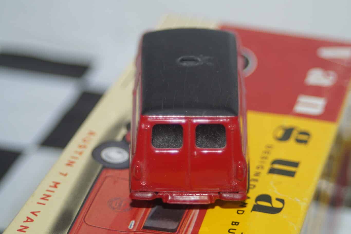 Vanguards Austin Mini Van Royal Mail VA14001 Red 1:43 Scale