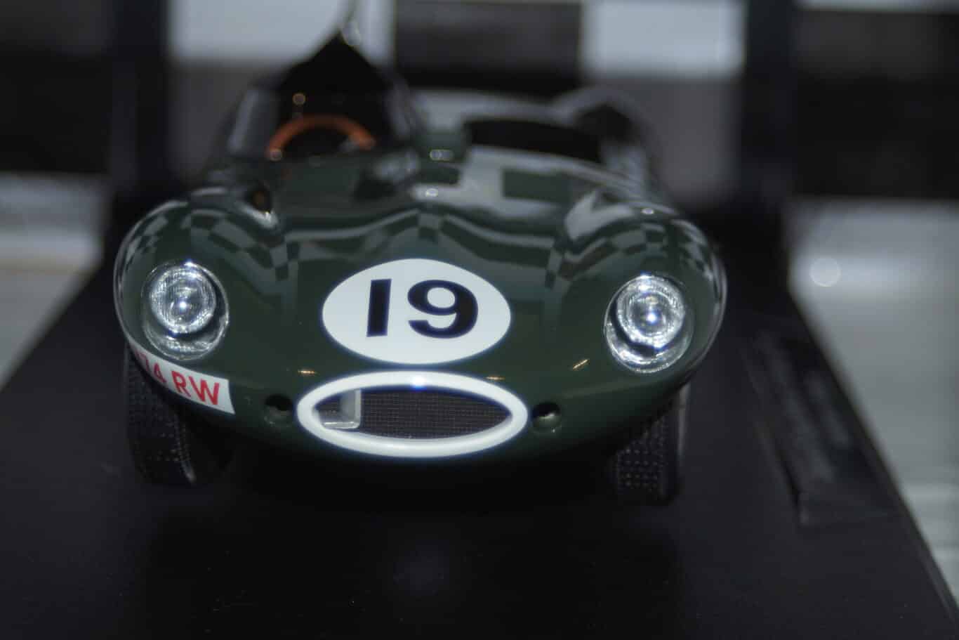 Cmr jaguar d-type winner 12 sebring no19 1955 cmr193 1:18