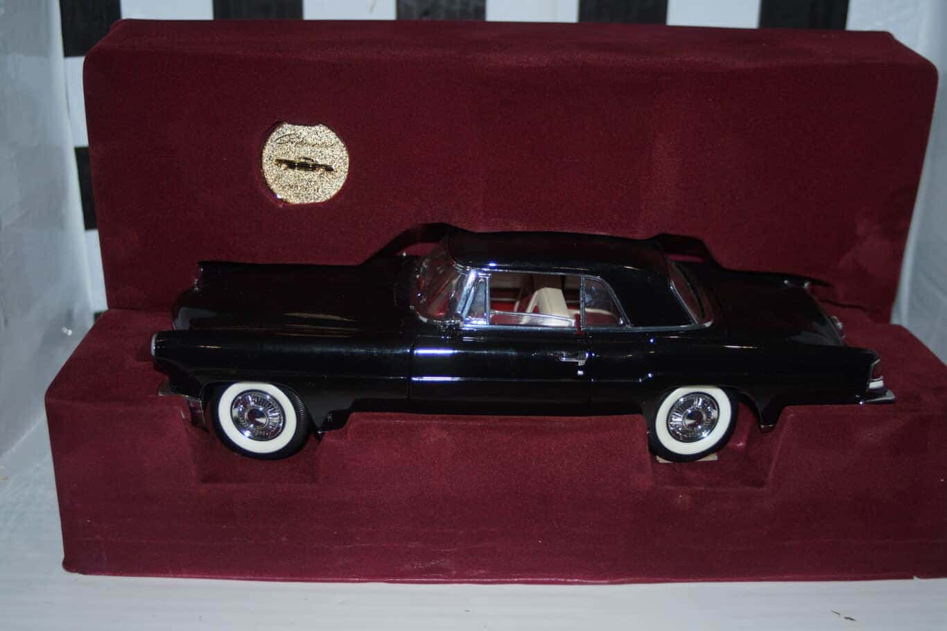 Road Signature 1956 Continental Mark 2 Ref 20078 1:18 Scale