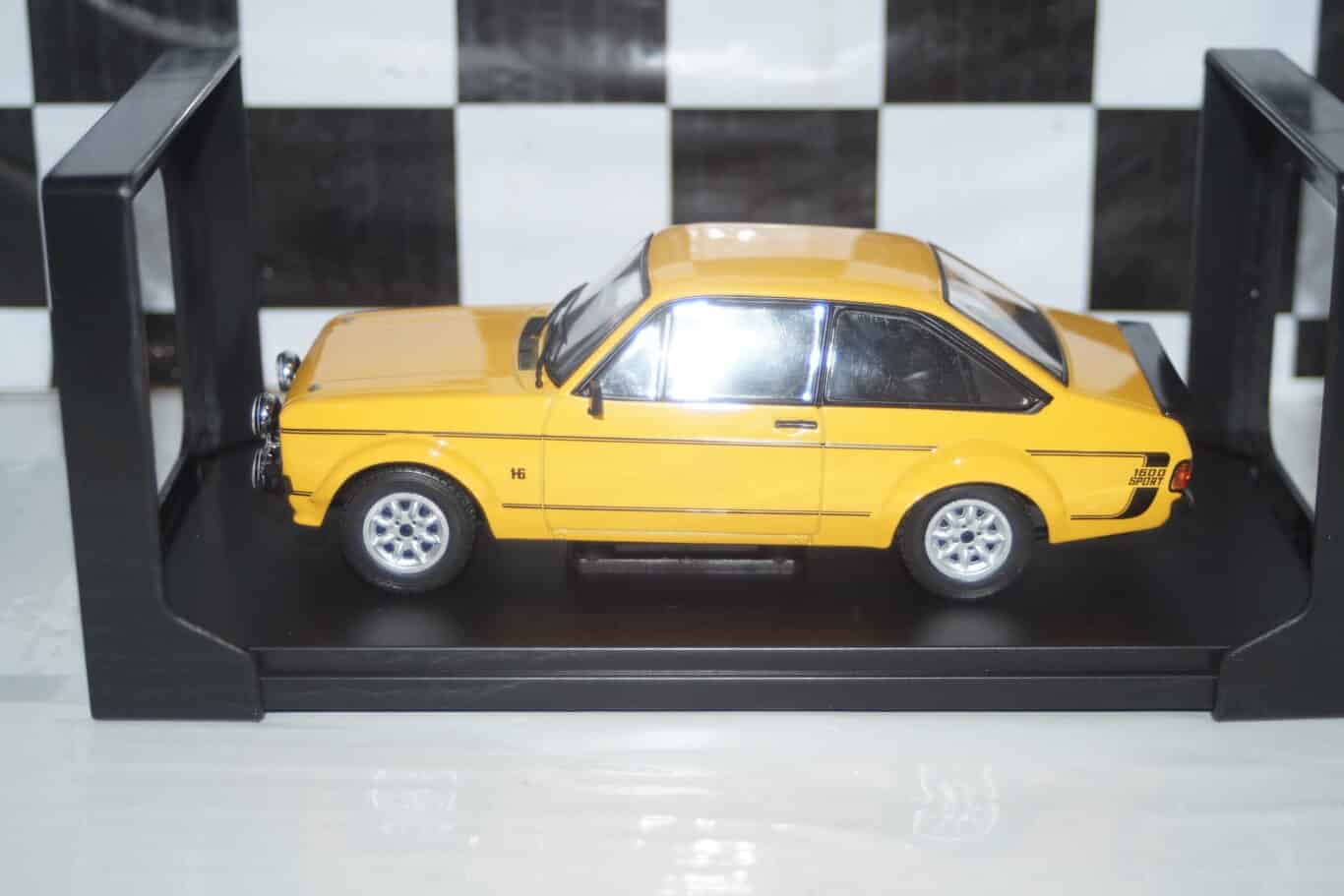 Whitebox ford escort mkii 1600 sport yellow 1:24 wb124129