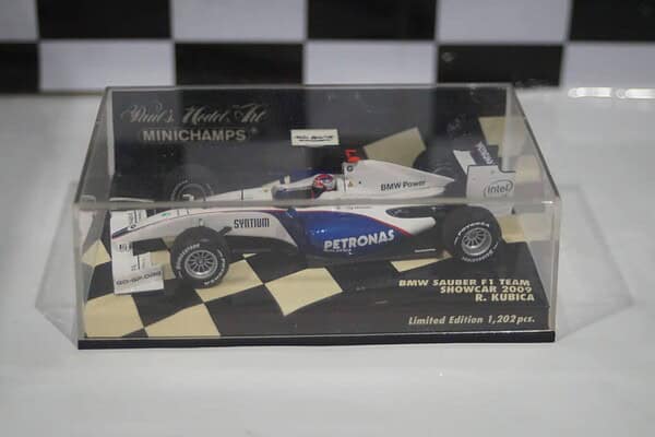 Minichamps BMW Sauber F1 Showcar 2009 R.Kubica 400 090075 in 1:43