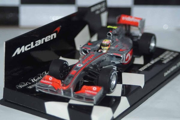 Minichamps mclaren mercedes vodafone l hamilton 2010 showcar 530 104372 1:43