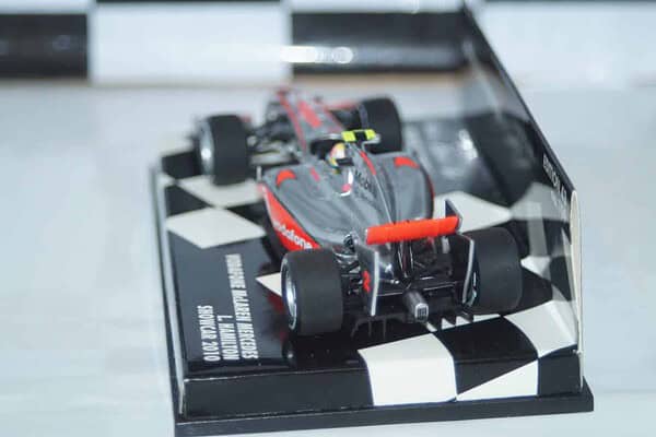 Minichamps mclaren mercedes vodafone l hamilton 2010 showcar 530 104372 1:43