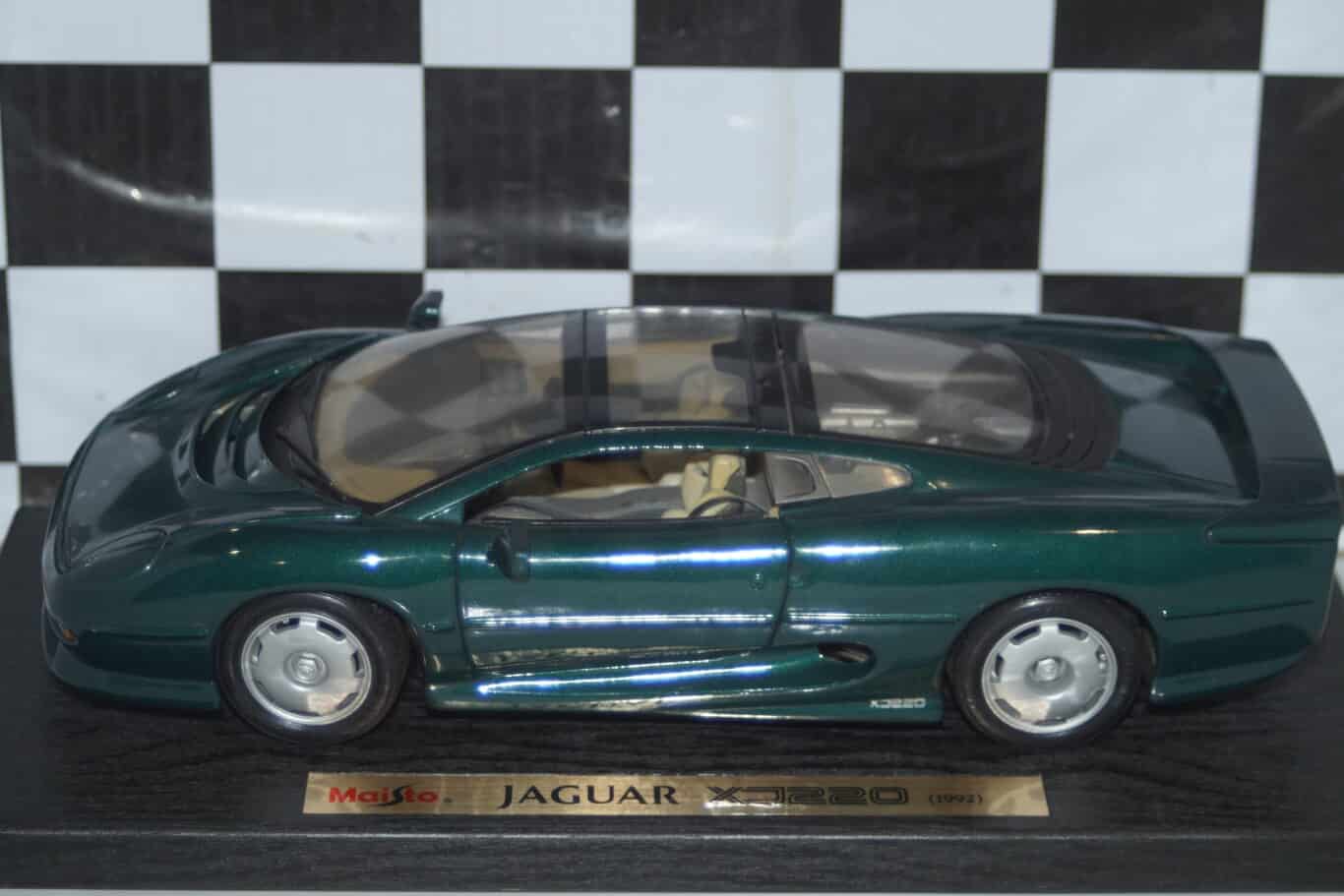 Maisto jaguar xj220 1:18 diecast 31807