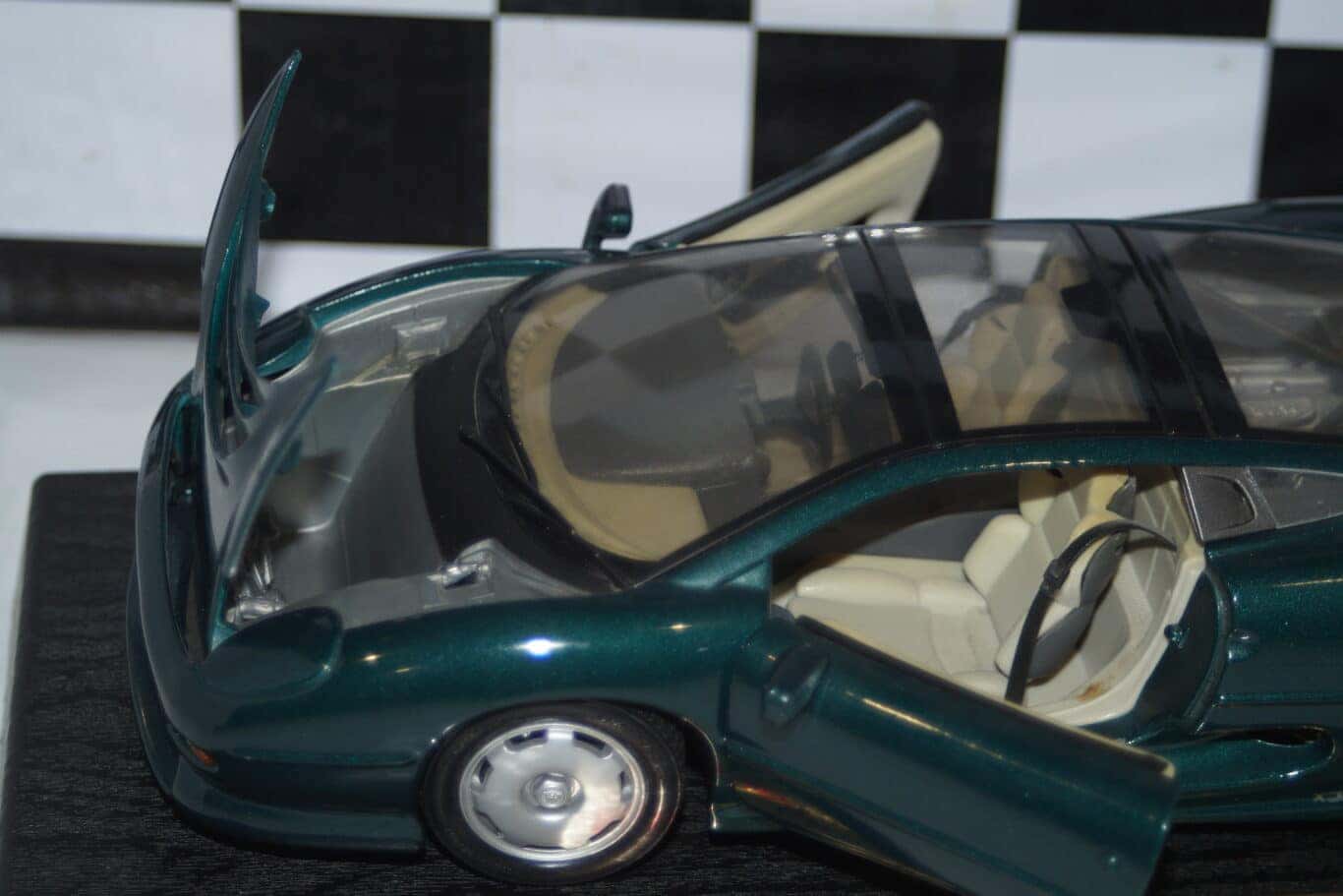Maisto jaguar xj220 1:18 diecast 31807