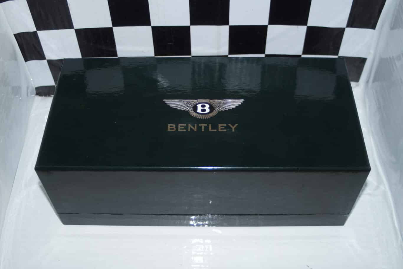 Minichamps bentley state limousine in maroon and black  ref 436 139700 1:43