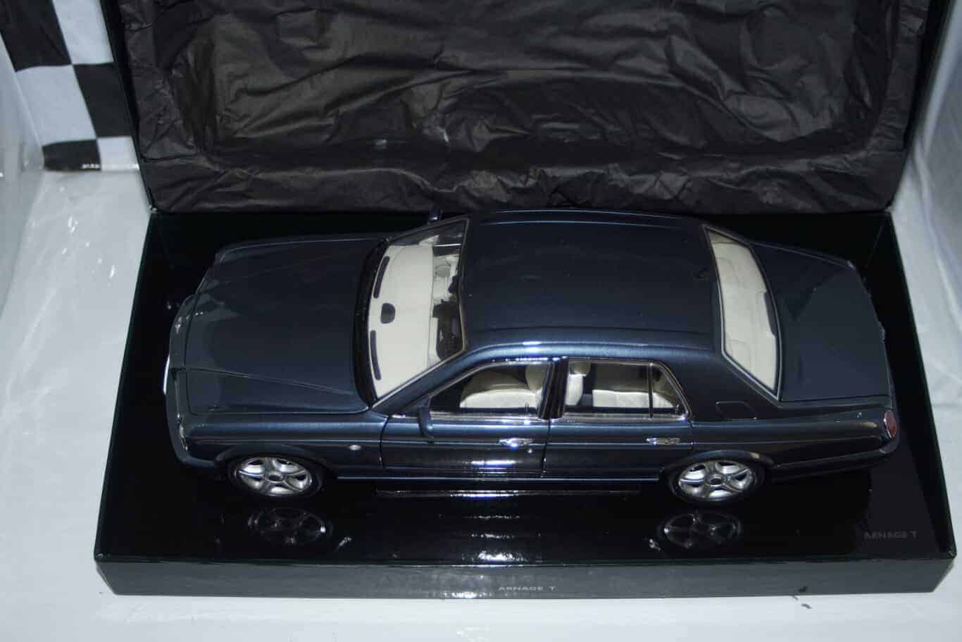 Minichamps bentley state limousine in maroon and black  ref 436 139700 1:43