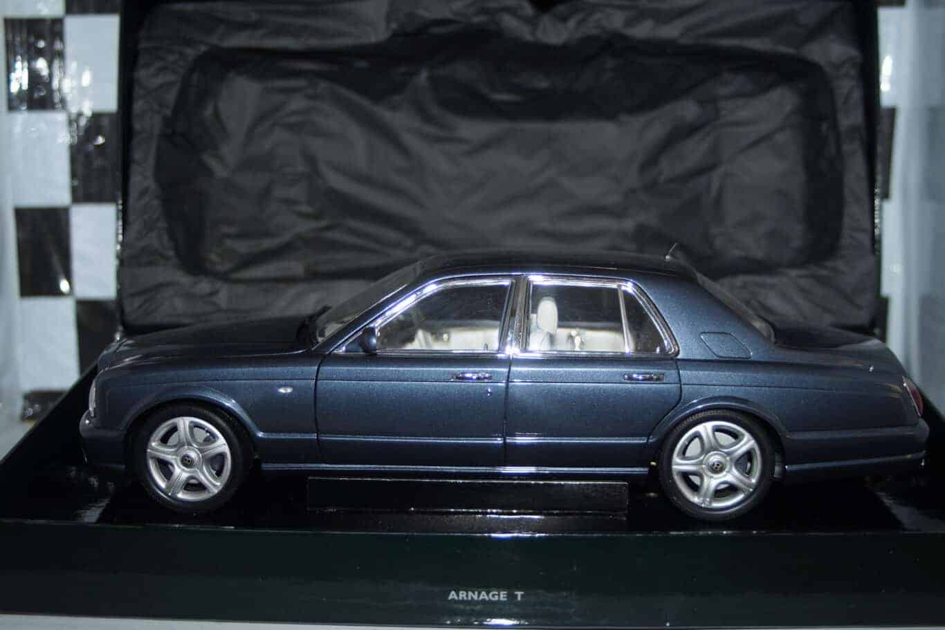 Minichamps bentley state limousine in maroon and black  ref 436 139700 1:43