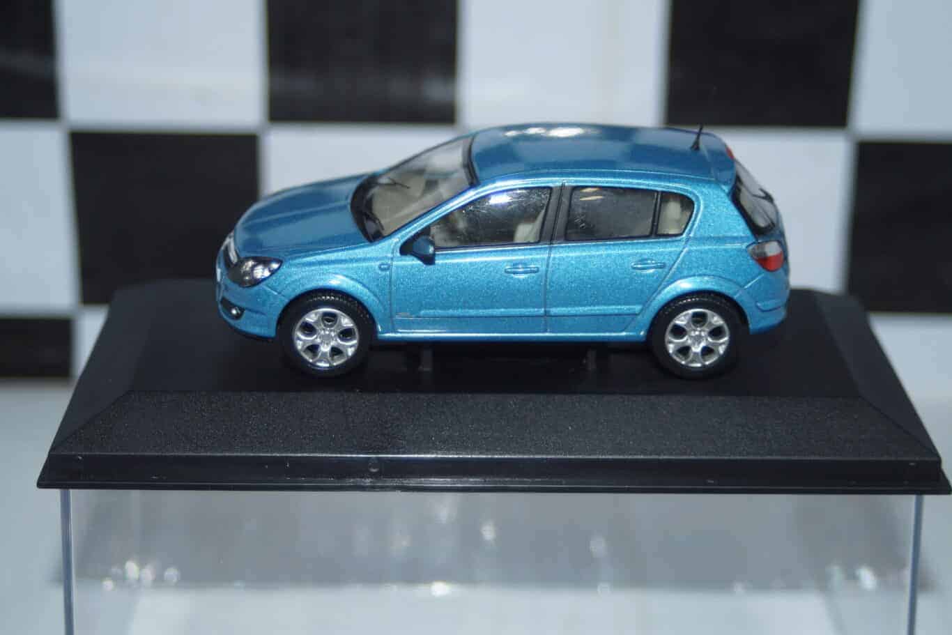 Vanguards vauxhall astra green va09401 1:43 scale